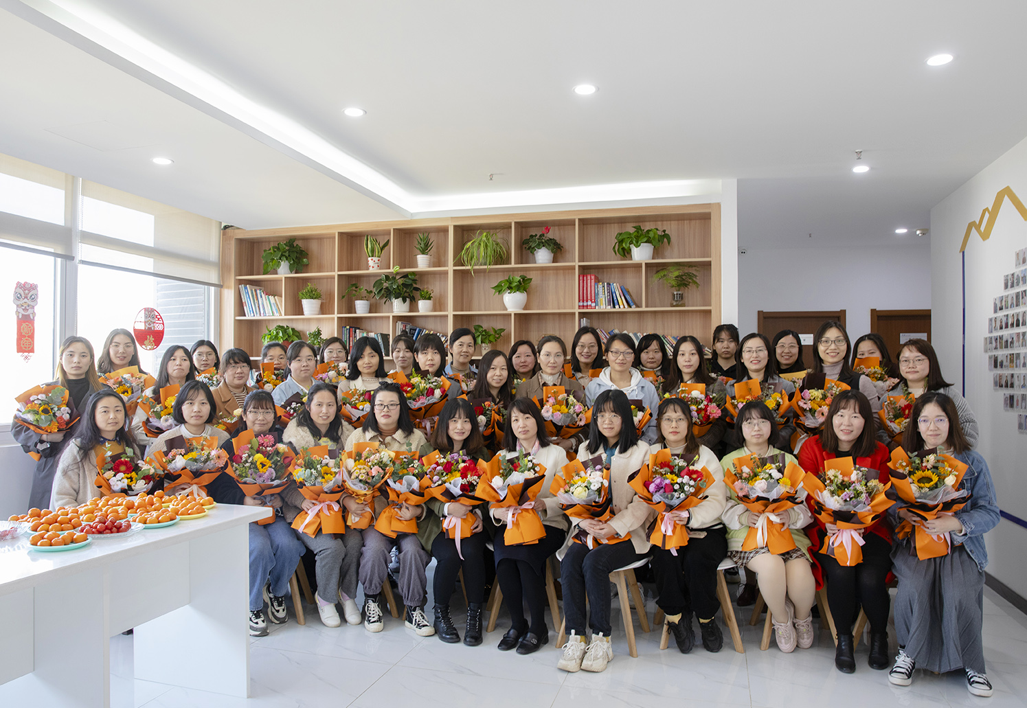 歡慶節(jié)日，愿開目女神一生笑靨如花